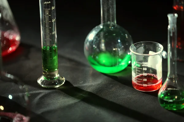 Laboratory beakers with the coloured liquid — Stock Photo, Image