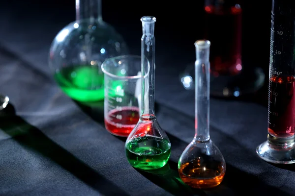 Laboratory beakers with the coloured liquid — Stock Photo, Image