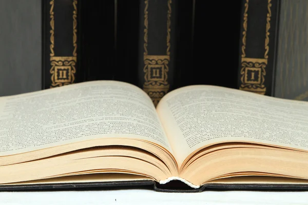 Buch geöffnet, im Bücherregal liegend — Stockfoto