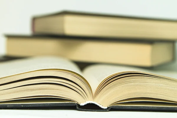 Açık kitap, kitaplık üzerinde yalan