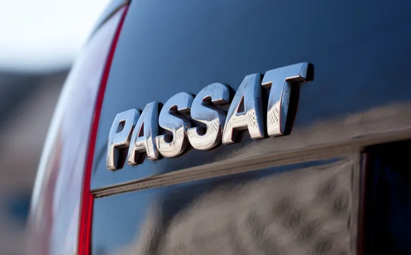 yakın çekim chome vw passat logosu