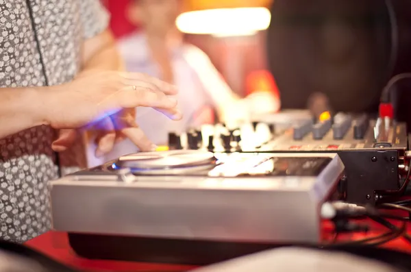 DJ mit den Händen auf dem Plattenteller — Stockfoto