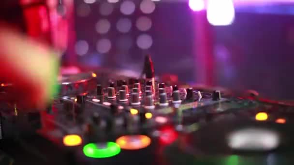 Dj con tocadiscos — Vídeos de Stock