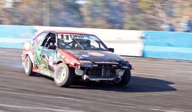 Toyota corolla ae 86 sürükleniyor.