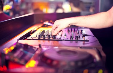 dj gece kulübünde karıştırma