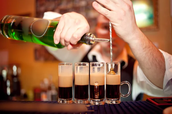 Barman maken schieten cocktail — Stockfoto