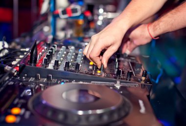 dj gece kulübünde karıştırma
