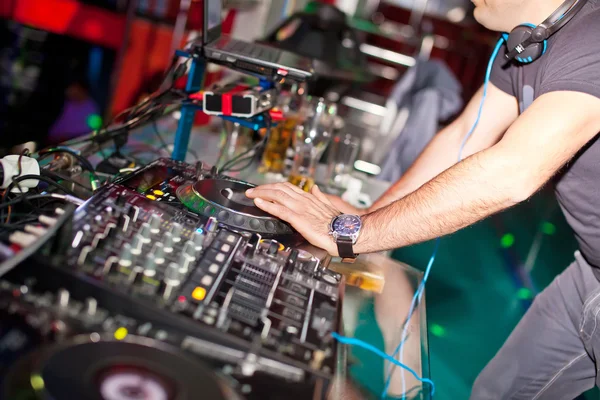 DJ mieszanie w nocnym klubie — Zdjęcie stockowe
