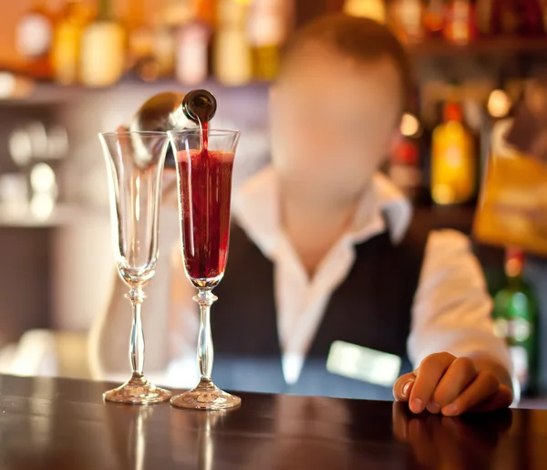 Barman maken cocktail — Stockfoto