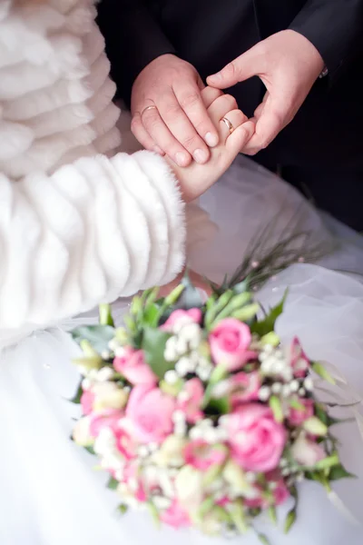 Hands on the wedding bouquet — Stock Photo, Image