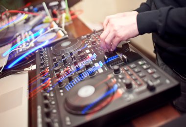 DJ elleriyle bir pikap düğmeleri
