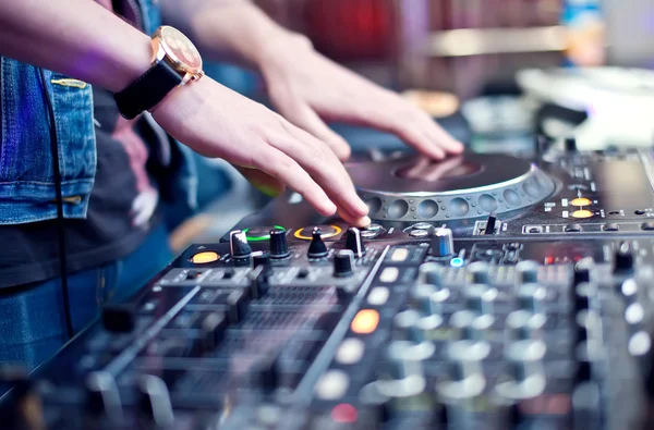 dj gece kulübünde karıştırma