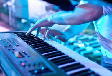 synthesizer klavye çalmaya adam