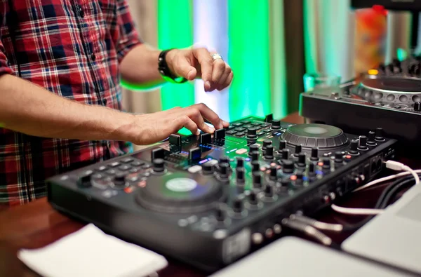 DJ mixování v nočním klubu — Stock fotografie