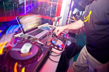 dj gece kulübünde karıştırma