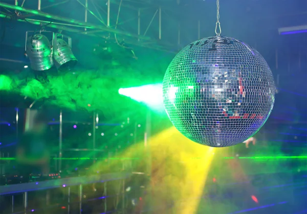 Spiegel bal in een nachtclub — Stockfoto