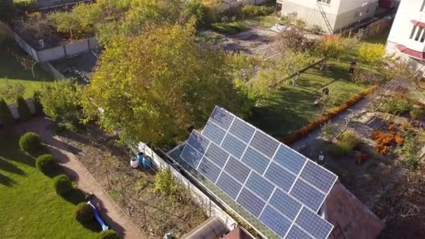 Luftaufnahme Von Solaranlagen Auf Dem Dach Eines Kleinen Hauses — Stockvideo