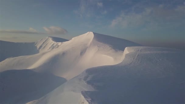 Vue Aérienne Sommet Enneigé Des Montagnes Lever Soleil — Video