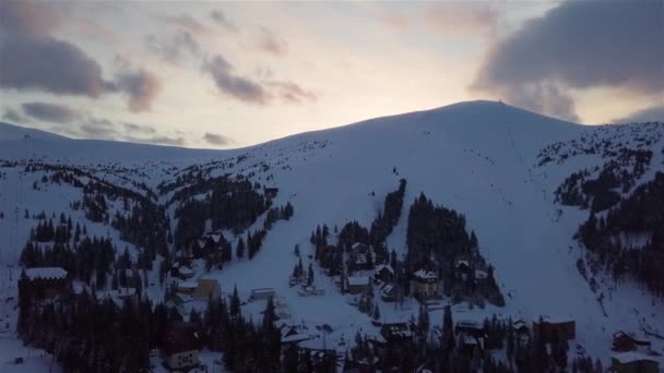 Flygfoto Över Solnedgången Bergen Solens Strålar Syns Bakom Berget — Stockvideo