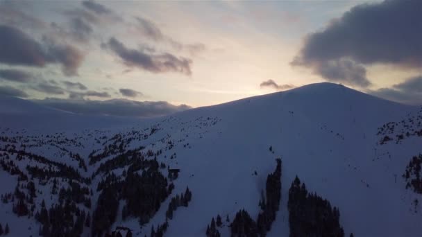 Vue Aérienne Sommet Enneigé Des Montagnes Coucher Soleil — Video