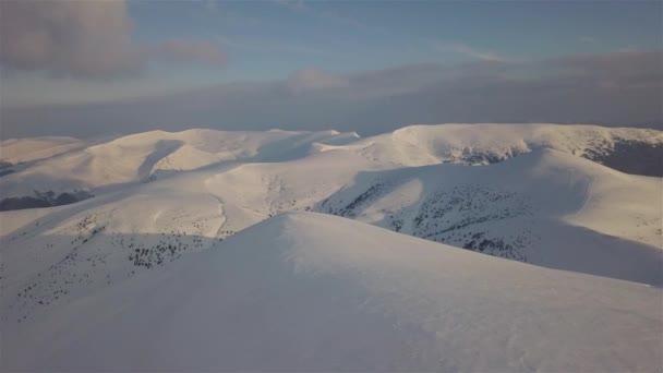 Вид Воздуха Вершину Горы Покрытую Снегом Восходе Солнца — стоковое видео