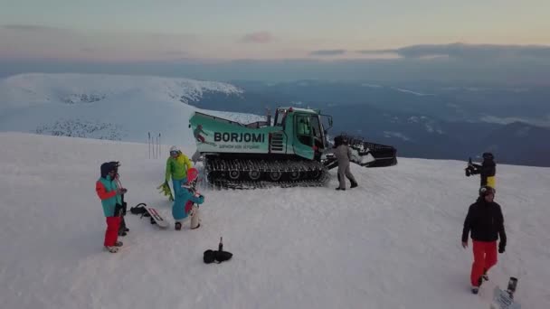 Dragobrat Ukraine März 2021 Ratrak Steigt Morgen Den Schneebedeckten Berghang — Stockvideo