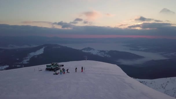 Dragobrat Ucrânia Março 2021 Ratrak Desce Pela Montanha Coberta Neve — Vídeo de Stock