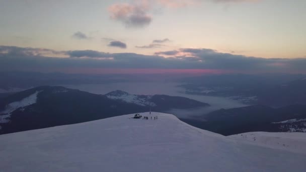 Dragobrat Ucrania Marzo 2021 Ratrak Desciende Por Ladera Montaña Cubierta — Vídeo de stock