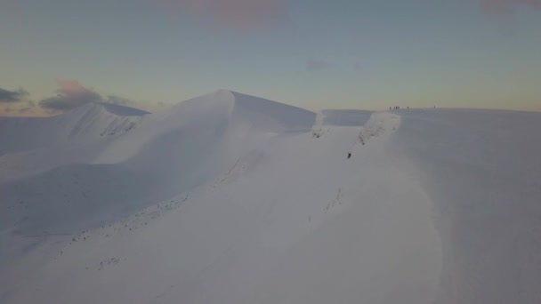 Вид Воздуха Вершину Горы Покрытую Снегом Восходе Солнца — стоковое видео
