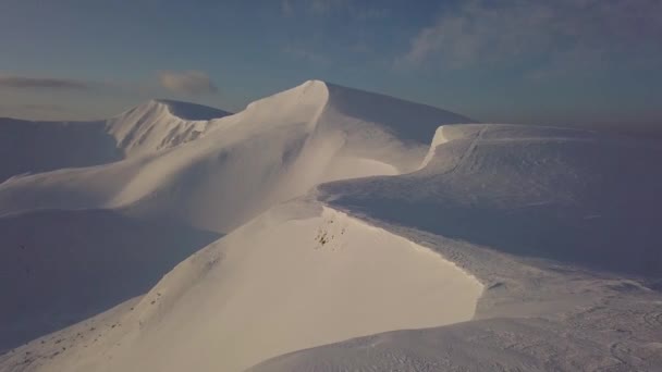 Güneşin Doğuşunda Dağ Karla Kaplı Tepenin Havadan Görünüşü — Stok video