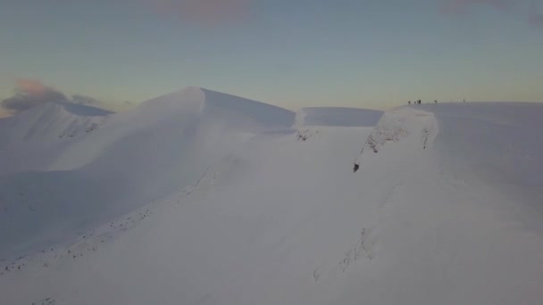 Veduta Aerea Della Vetta Innevata Montagna All Alba — Video Stock