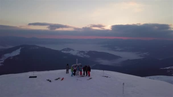 Dragobrat Ukraine March 2021 Aerial View People Top Snowy Mountain — стоковое видео