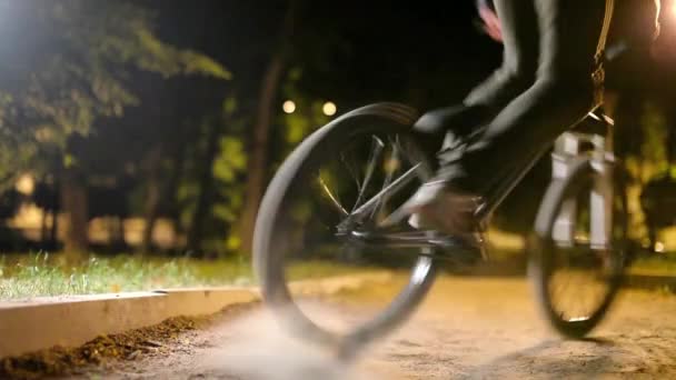 Junger Mann Macht Einen Rutschtrick Auf Dem Fahrrad — Stockvideo