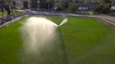 Bir futbol sahası Çim Sulama havadan görünümü