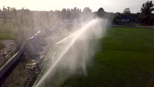 Widok Lotu Ptaka Podlewania Trawnika Boisko Piłki Nożnej — Wideo stockowe