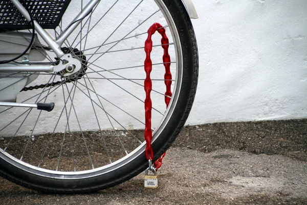 Locked bike — Stock Photo, Image