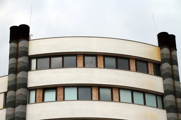 Edifício de escritórios moderno — Fotografia de Stock