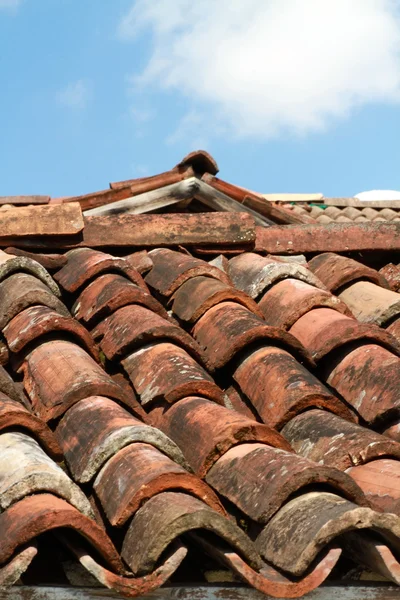 Antiguo techo azulejos fondo — Foto de Stock