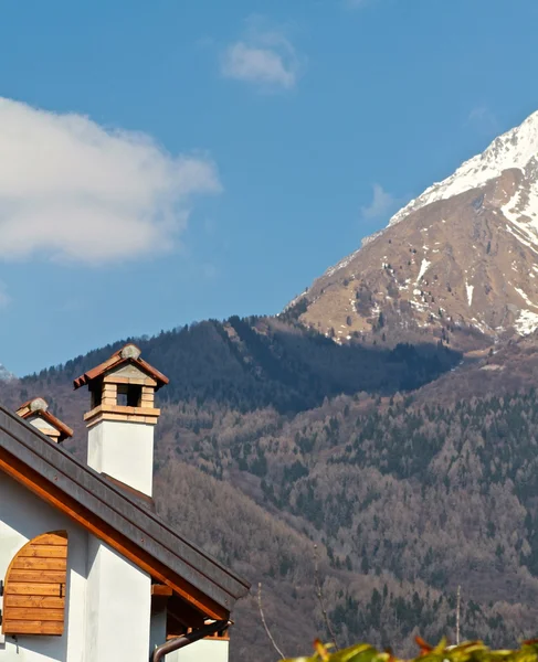 House and mountain — Stock Photo, Image