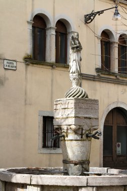 santa maria dei battuti için adanmış Belluno antik çeşme