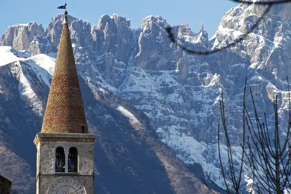 Alter Glockenturm der Alpenkirche — Stockfoto