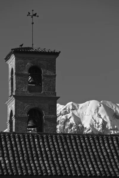 Igreja de São Pedro belfry e Dolomites montanhas em Belluno, Itália . — Fotografia de Stock