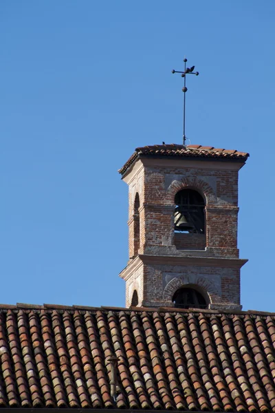 Campanario de la iglesia de San Pedro y montañas Dolomitas en Belluno, Italia . —  Fotos de Stock