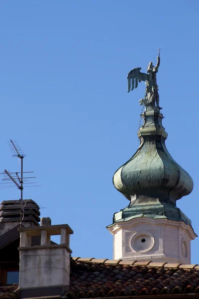 Belfry da Catedral em Belluno, Dolomites, Itália . — Fotografia de Stock