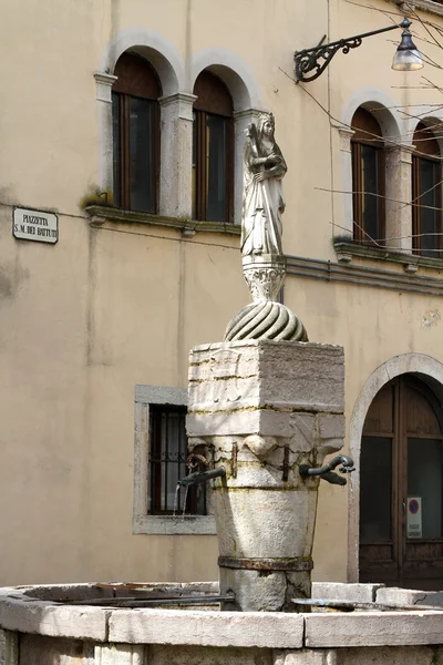 Antiga fonte em Belluno dedicada a Santa Maria dei Battuti — Fotografia de Stock