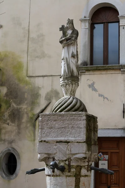 Antiga fonte em Belluno dedicada a Santa Maria dei Battuti — Fotografia de Stock