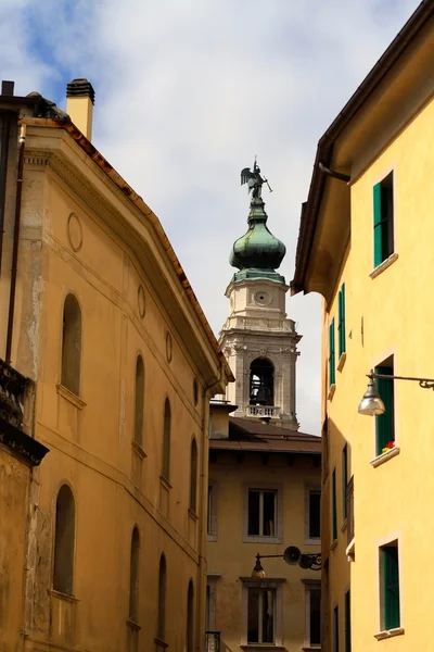 Zvonice katedrály v belluno, Dolomity, Itálie. — Stock fotografie