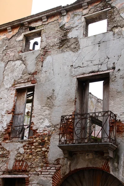 Eski yıkık cephe bina — Stok fotoğraf