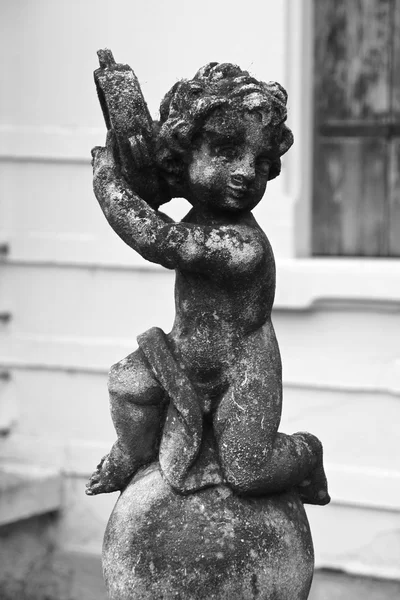Pequeno anjo tocando o tamborim - estátua velha — Fotografia de Stock