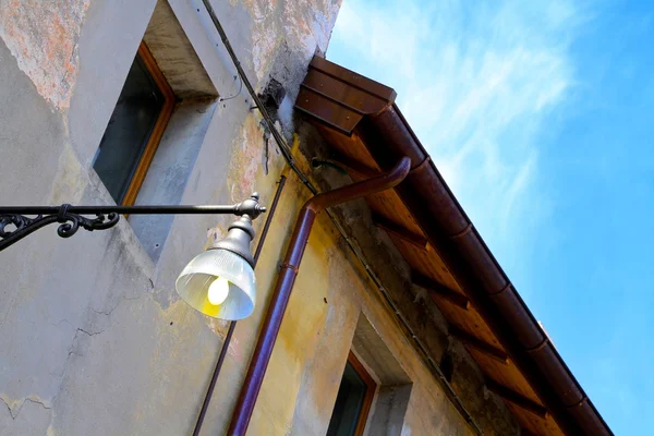 Старая уличная лампа включается в дневное время — стоковое фото